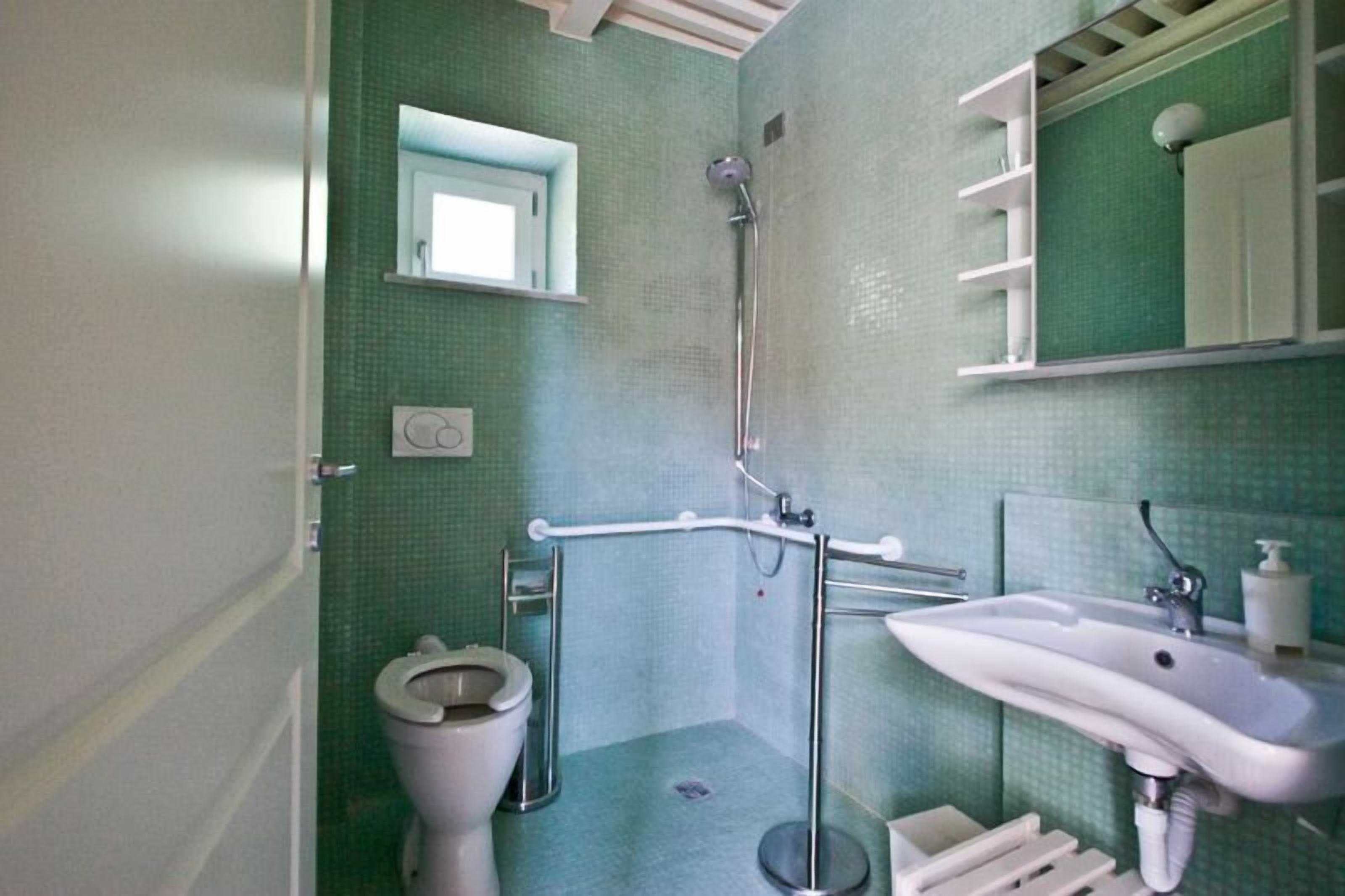 apartment for 4 people | bathroom | shower, free toiletries, hair dryer, towels