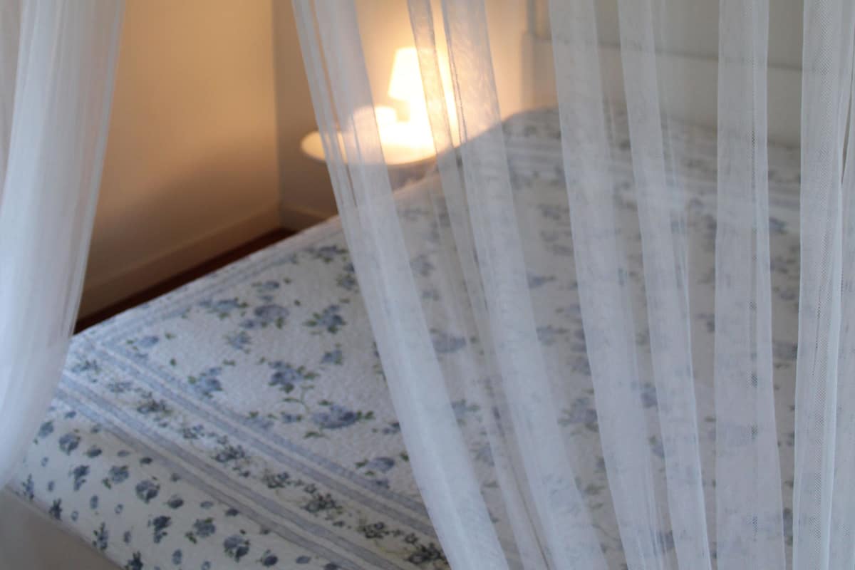 desk, iron/ironing board, cots/infant beds, rollaway beds