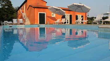 Piscine extérieure, parasols de plage, chaises longues