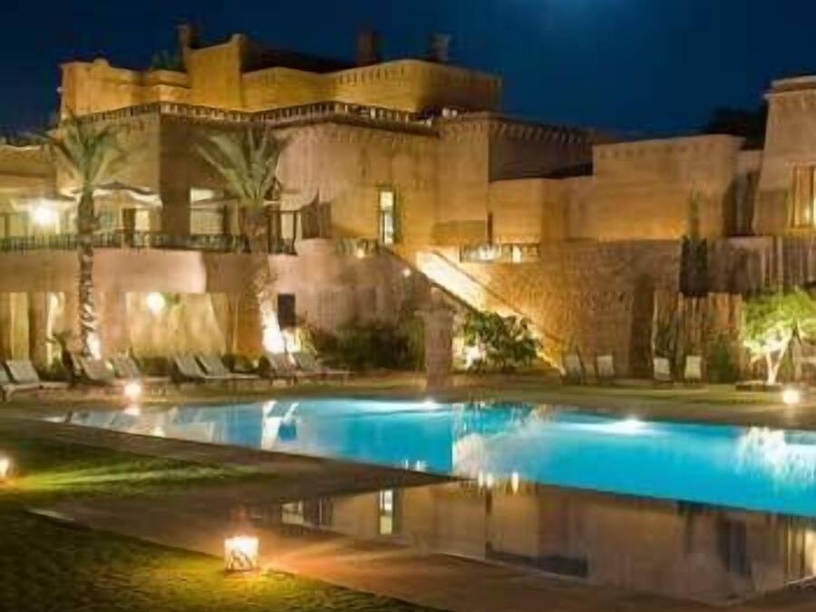 Udendørs pool, parasoller, liggestole