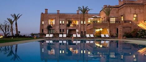 Utomhuspool, parasoller och solstolar