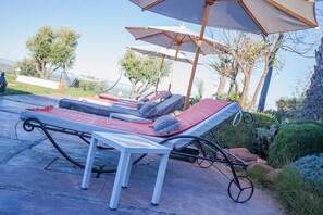 Outdoor pool, pool umbrellas, pool loungers - Kasbah Agounsane (Ourika)
