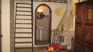Bathroom sink - Caverne d'Ali Baba (Essaouira)