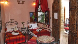 Standard Double Room | Egyptian cotton sheets, in-room safe, cribs (free) - Caverne d'Ali Baba (Essaouira)