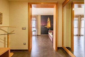 高级房, 1 张双人床 | 迷你吧、客房内保险箱、办公桌、隔音