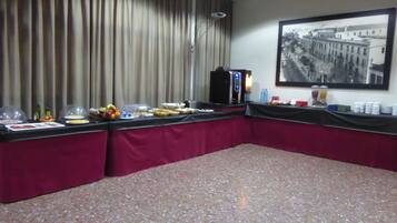 Petit déjeuner buffet (9.00 EUR par personne)