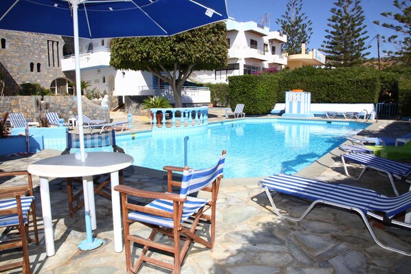 Outdoor pool, open 10 AM to 7 PM, pool umbrellas - Villa Anna (Hersonissos)