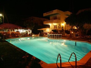 Outdoor pool, open 10 AM to 7 PM, pool umbrellas - Villa Anna (Hersonissos)