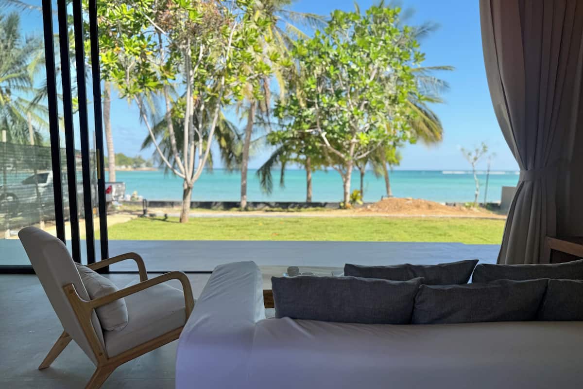 1 Bedroom Beach Front Villa | Living area