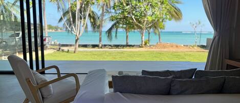1 Bedroom Beach Front Villa | Living area