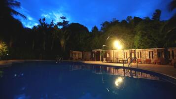 Außenpool, Sonnenschirme, Liegestühle