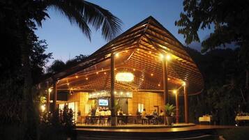 واجهة المنشأة - في المساء/الليل