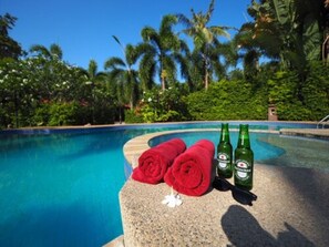 Kolam renang outdoor, dengan payung kolam renang dan kursi berjemur