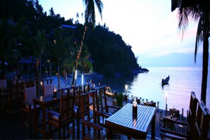 Petit déjeuner, déjeuner et dîner servis sur place