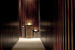 Couples treatment room(s), sauna, hot tub, steam room