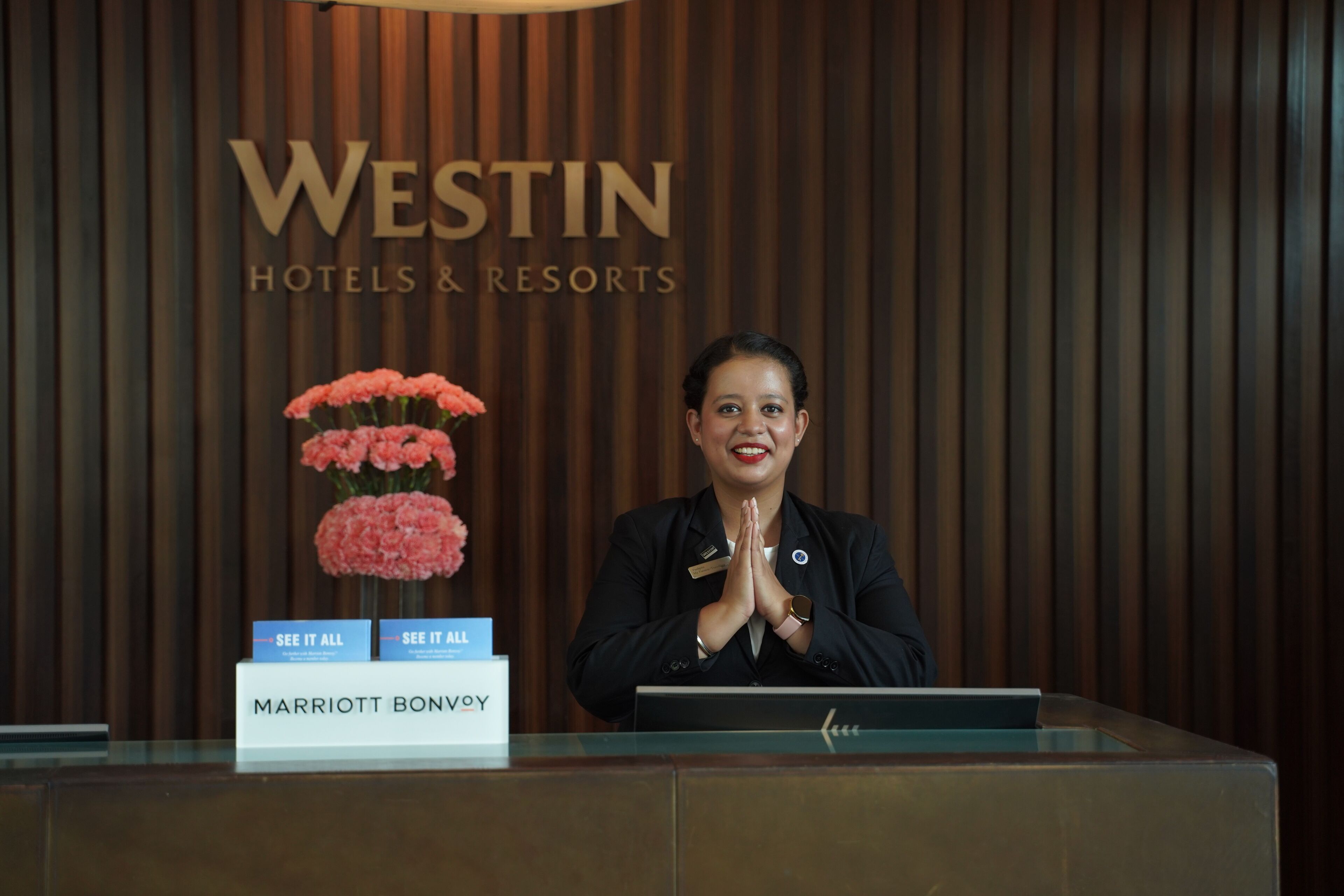 Una reception con una targhetta che riporta 'MARRIOTT BONVOY' presso Westin Hotels & Resorts.