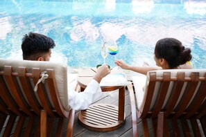 Utendørsbasseng, bassengparasoller og solsenger