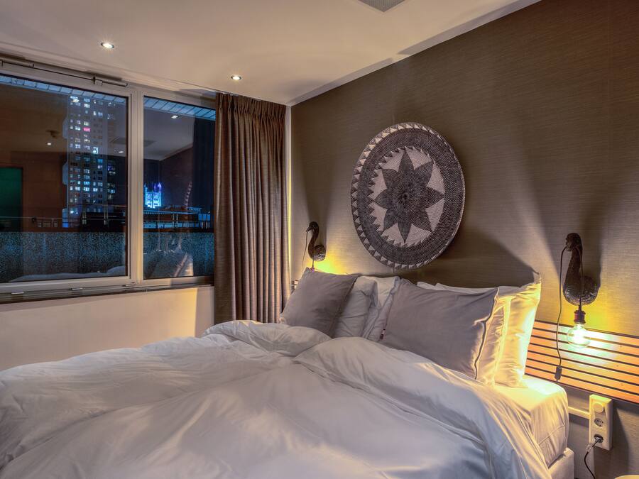 Minibar, caja de seguridad en la habitación y escritorio