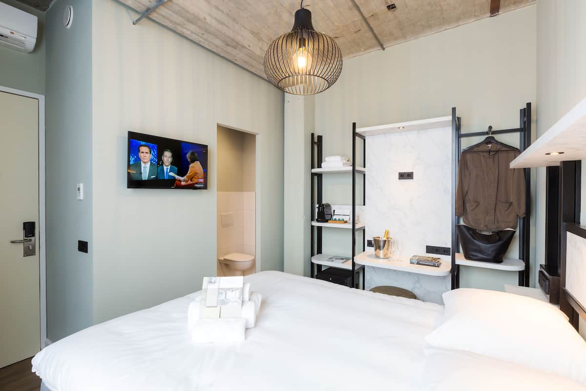inside comfort room (without daylight) | minibar, in-room safe, desk, iron/ironing board