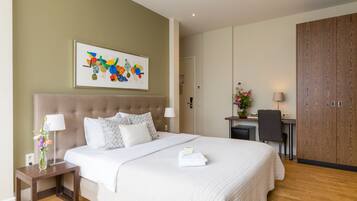 Minibar, in-room safe, desk, iron/ironing board