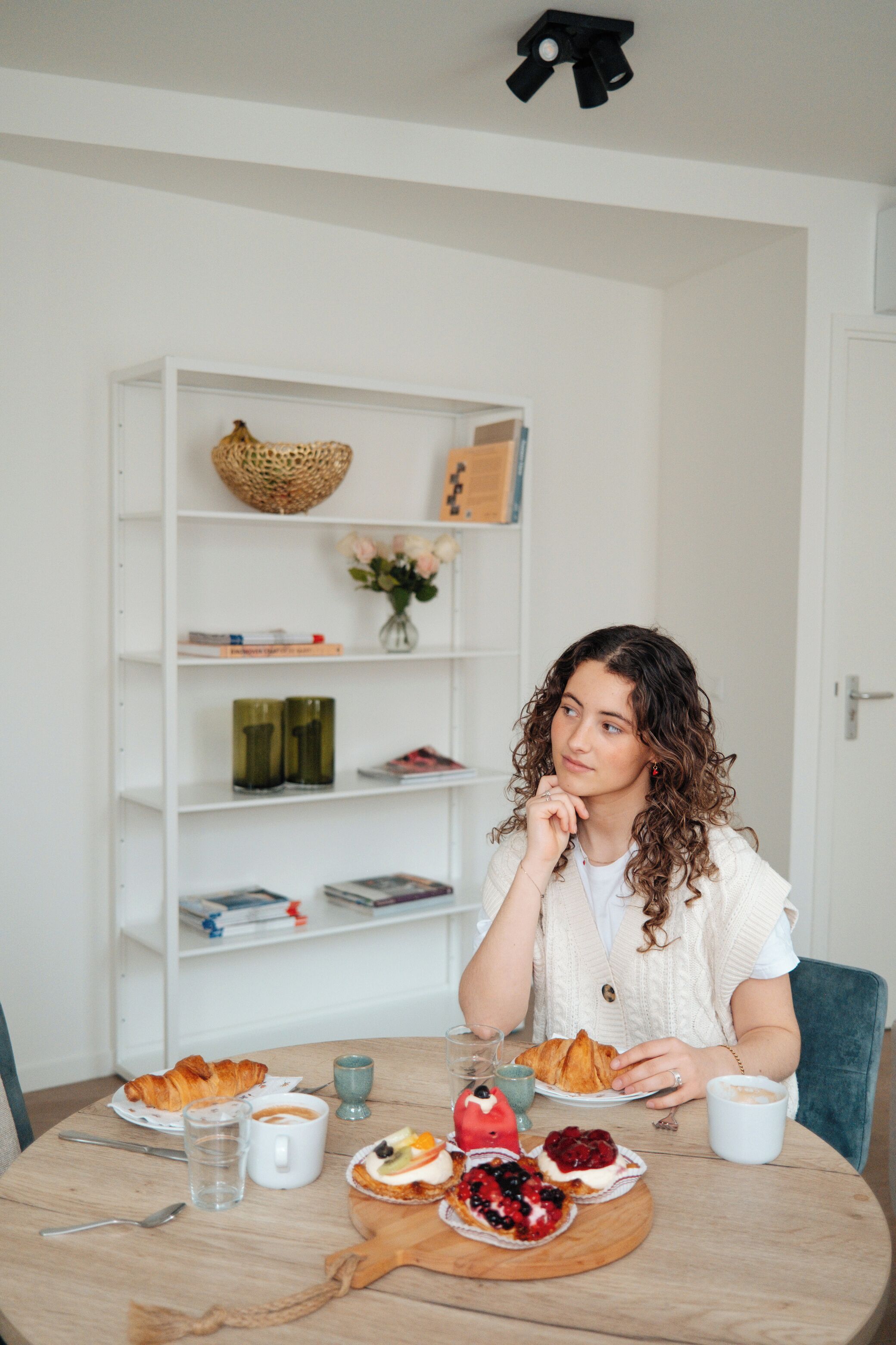 Minibaari, tallelokero huoneessa, työpöytä, silitysrauta/-lauta
