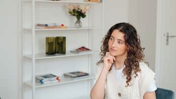 Minibaari, tallelokero huoneessa, työpöytä, silitysrauta/-lauta