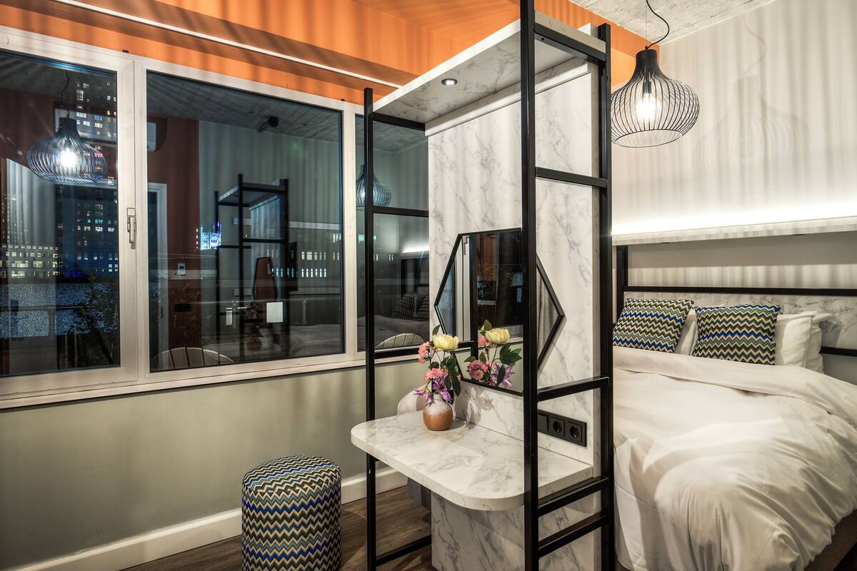 Kamar Comfort | Minibar, brankas, meja kerja, dan setrika/meja setrika