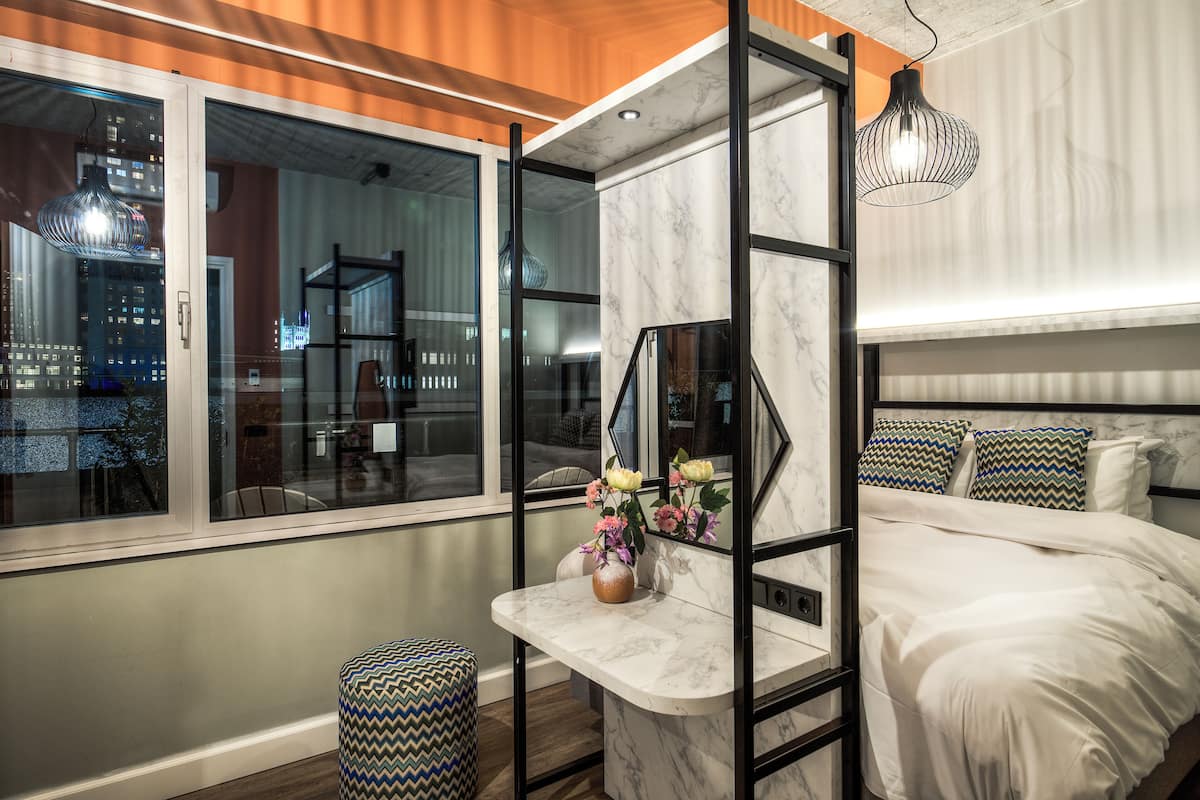 Comfort-rum | Minibar, värdeförvaringsskåp på rummet och skrivbord