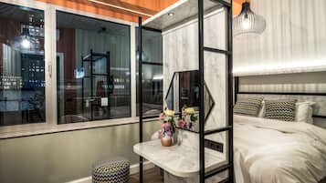 Comfort-værelse | Minibar, pengeskab på værelset, skrivebord, strygejern/strygebræt