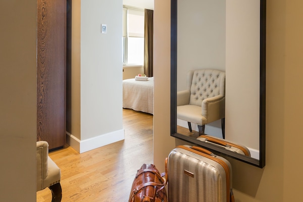 Executive Room | Minibar, in-room safe, desk, iron/ironing board