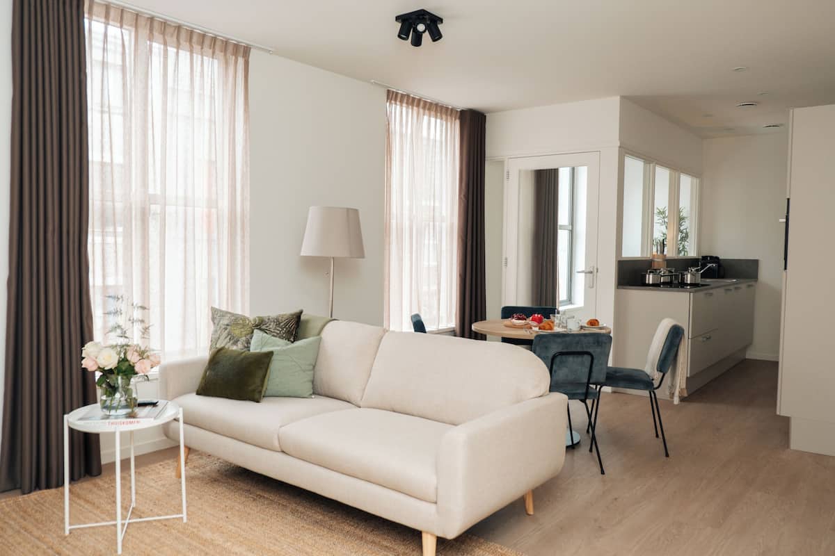 Leilighet, 2 soverom, aircondition | Oppholdsområde | Flatskjerm-TV og DVD-spiller