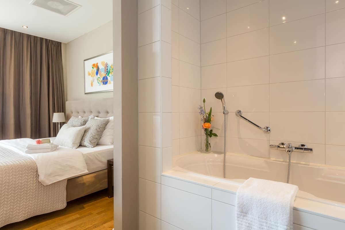 executive room | minibar, in-room safe, desk, iron/ironing board