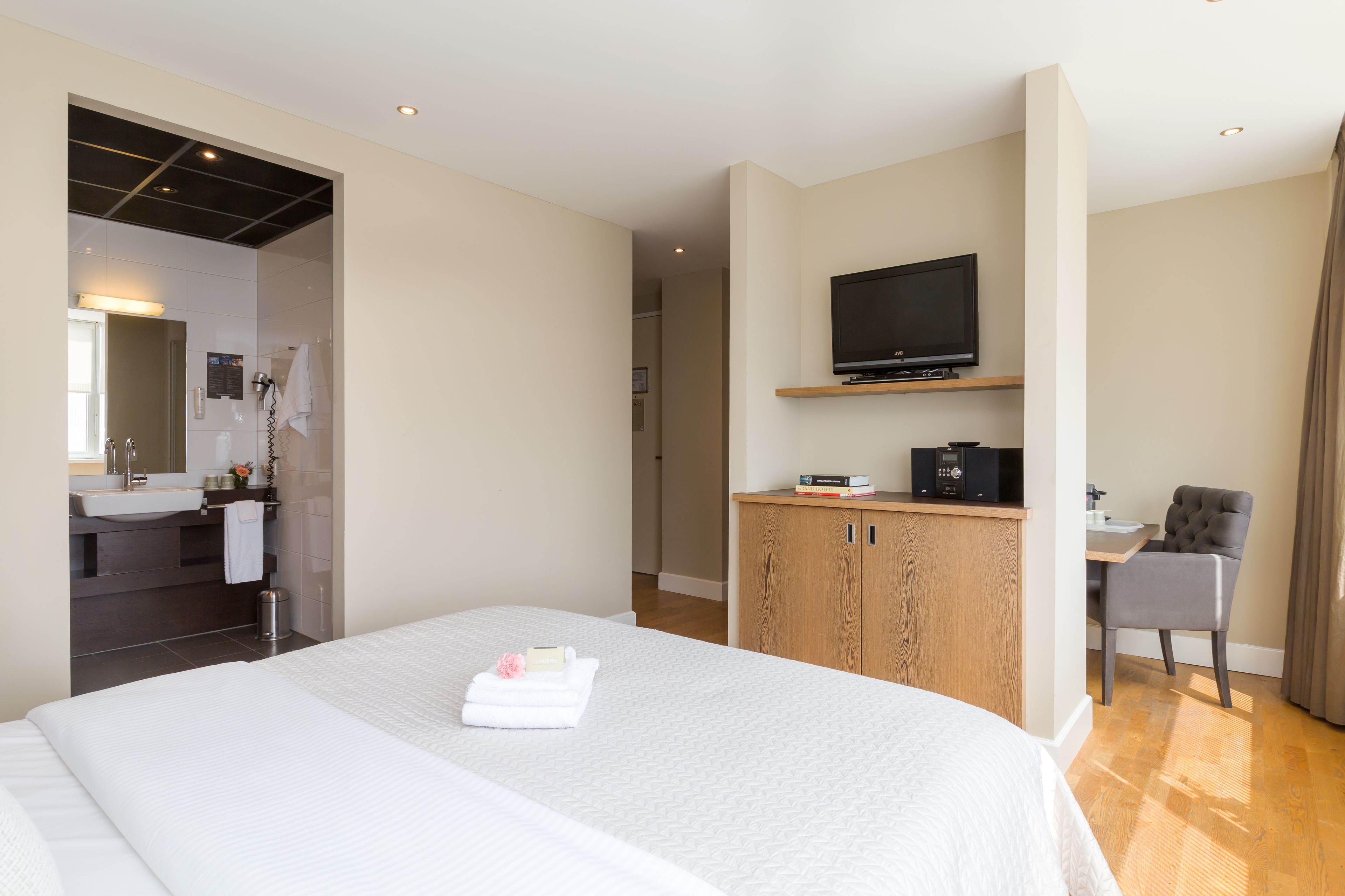 executive room | minibar, in-room safe, desk, iron/ironing board