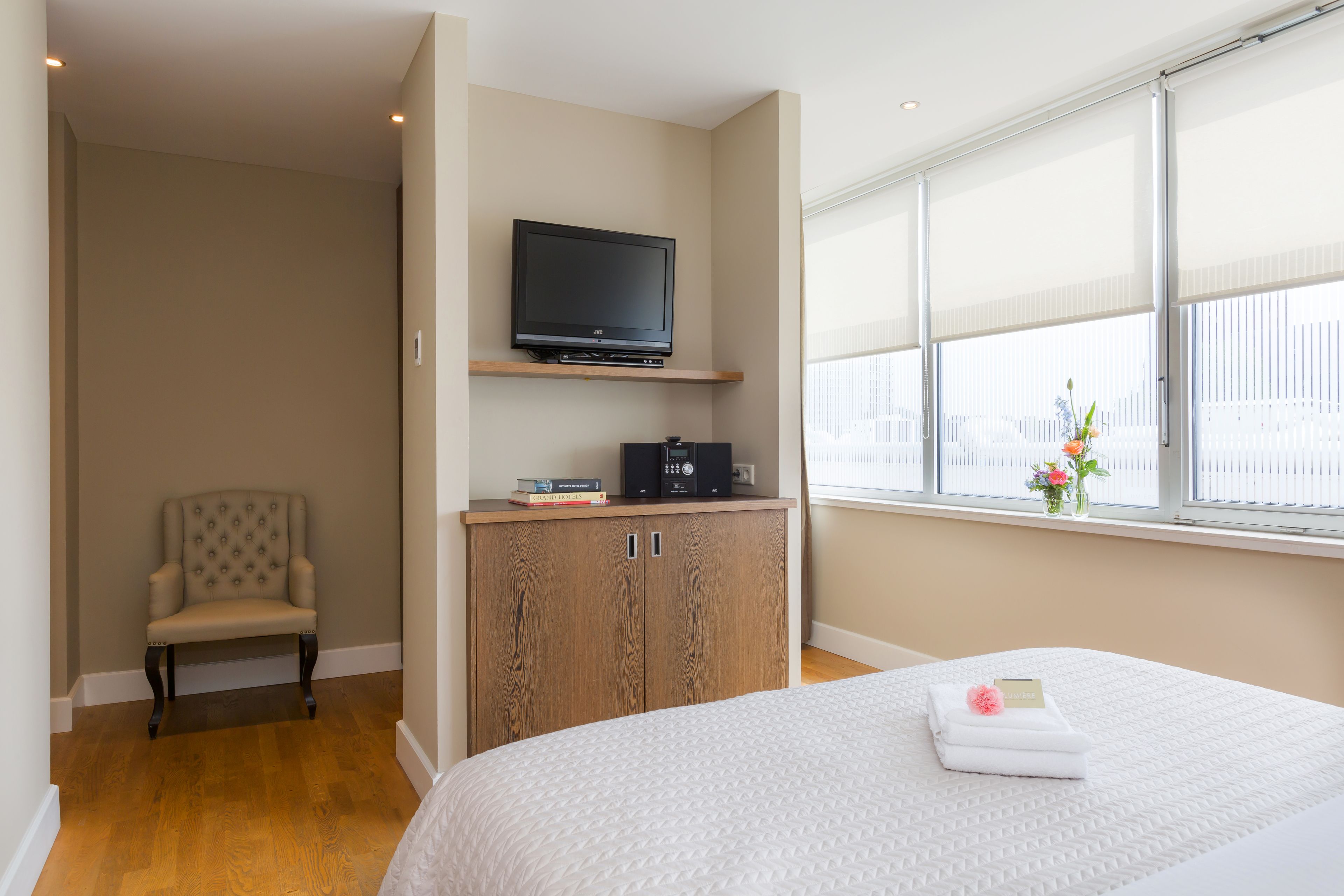 executive room | minibar, in-room safe, desk, iron/ironing board