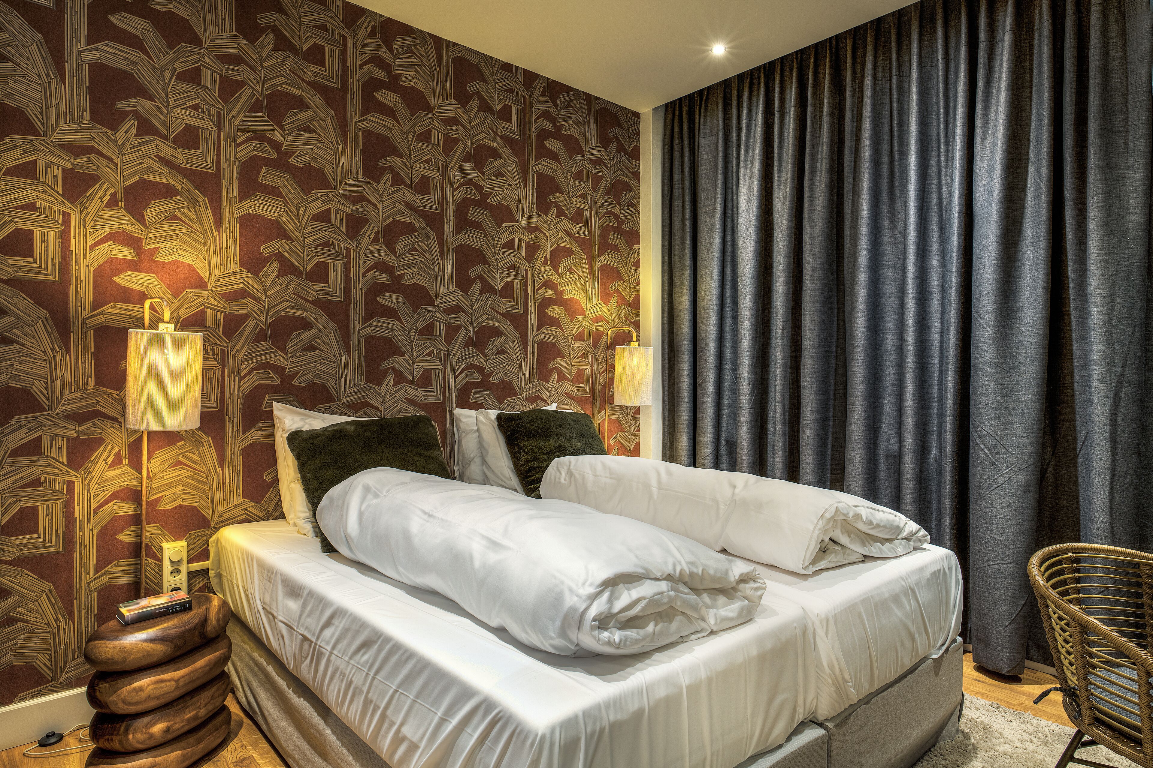 Luxury Room | Minibar, in-room safe, desk, iron/ironing board