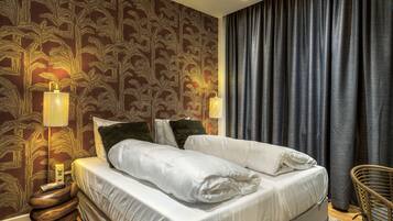 Luxury Room | Minibar, in-room safe, desk, iron/ironing board