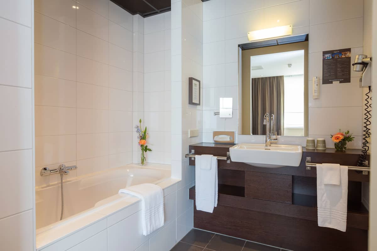 executive room | minibar, in-room safe, desk, iron/ironing board