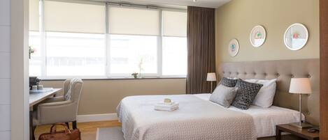 Bar mini, peti besi dalam bilik, meja, seterika/papan seterika