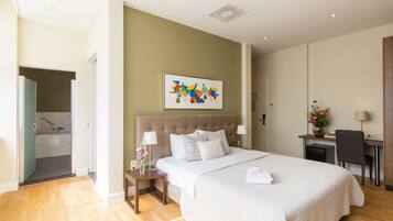 Minibar, in-room safe, desk, iron/ironing board