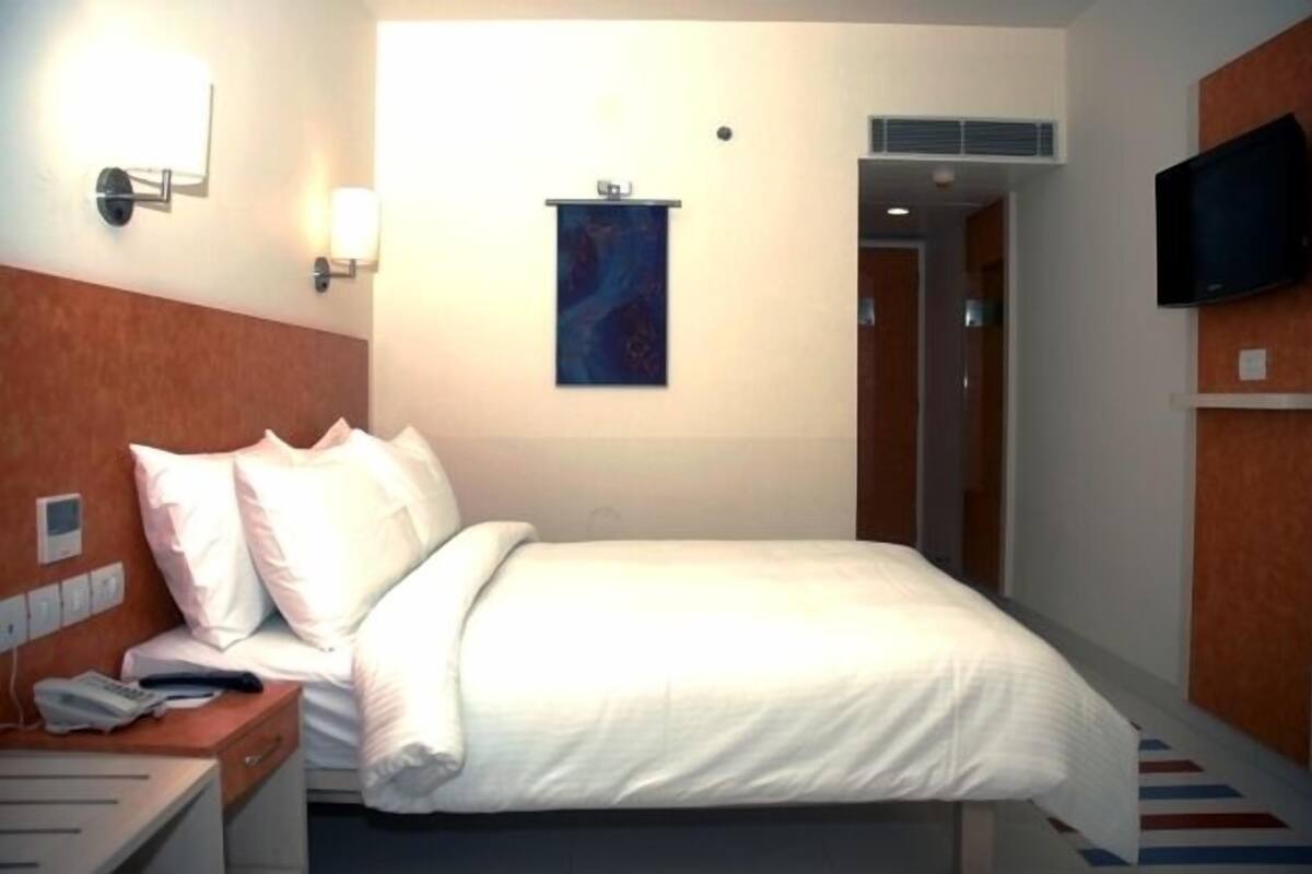 Standard Single | Premium bedding, minibar, in-room safe, individually furnished