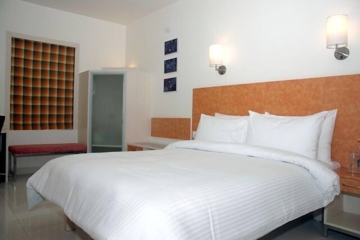 Standard Double Room | Premium bedding, minibar, in-room safe, desk