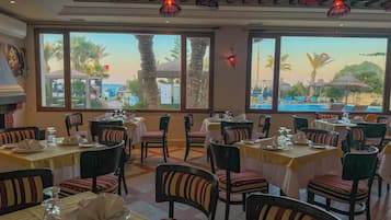 2 restaurantes; se sirve desayuno, almuerzo y cena