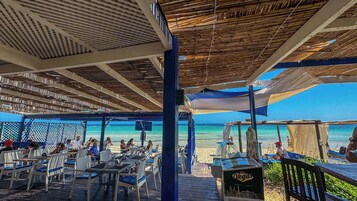 2 restaurants; breakfast, lunch, and dinner served