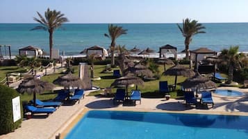 Piscine extérieure, parasols de plage, chaises longues