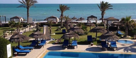 Piscine extérieure, parasols de plage, chaises longues