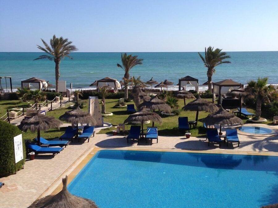 Piscina externa, funciona das 8h às 19h, guarda-sóis, espreguiçadeiras