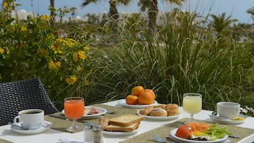 Free daily buffet breakfast