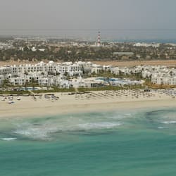 Pantai persendirian, pasir putih, kerusi lepak pantai, payung