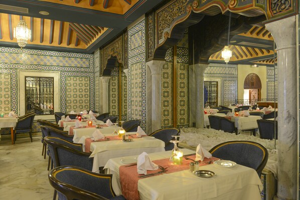 4 restaurantes; se sirven desayunos, comidas y cenas