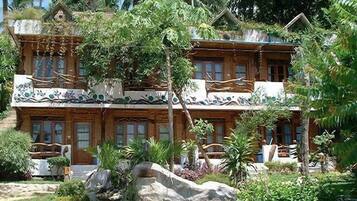 Minibar, in-room safe, desk, free cots/infant beds